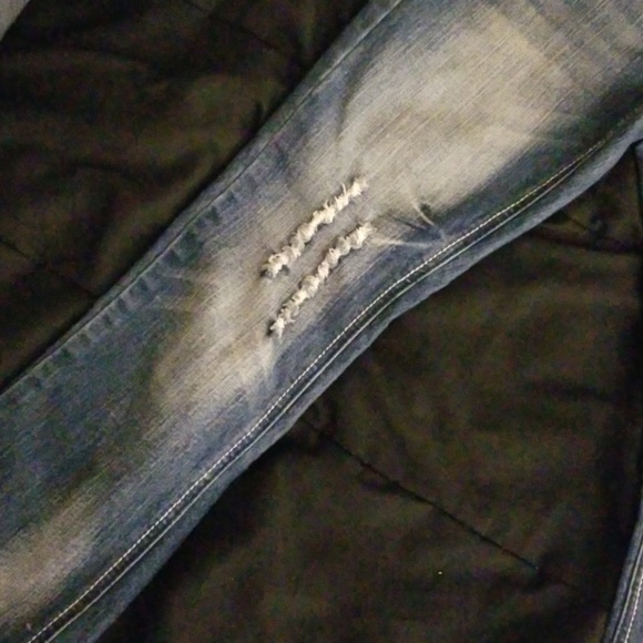 Red Rivet Jean Capris - Picture 3 of 8